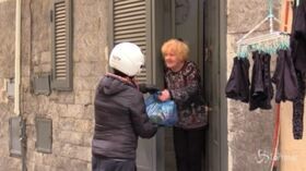 Coronavirus, beni di prima necessità per gli invisibili dei Quartieri Spagnoli: “La gente ha fame, popolo dimenticato”