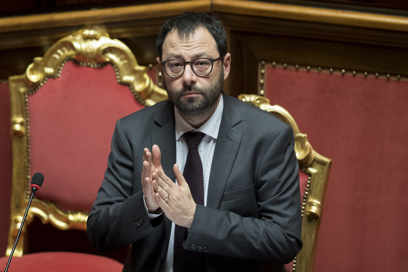 Coronavirus, accordo per l’anticipo della cassa integrazione. Patuanelli: “Primi assegni entro Pasqua”