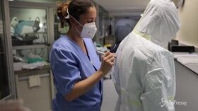 Coronavirus, Spagna: i medici in terapia intensiva si preparano a combattere il virus