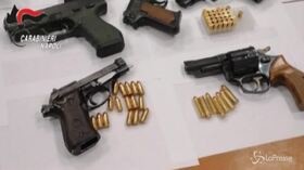 Napoli, armi e droga nascoste in uno scantinato: arrestato 36enne