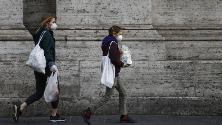 Coronavirus, il via libera del Viminale a passeggiate genitore - figlio. Fontana: folle e insensato