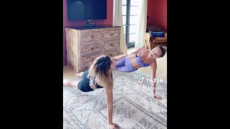Elisabetta Canalis e il workout da atleta con la baby sitter di sua figlia