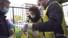 Coronavirus, una giornata a Milano con le Brigate volontarie per l’emergenza: Siamo la Resistenza al virus