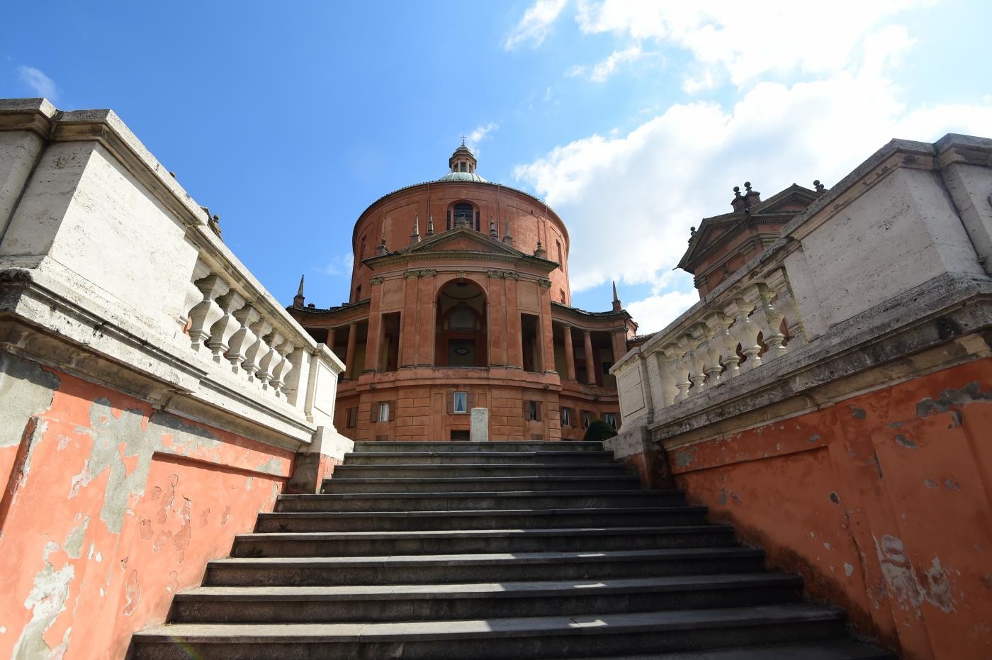 Coronavirus, Bologna deserta. Le strade e le piazze della città d’arte svuotate dal lockdown