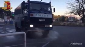 Coronavirus, Napoli: la polizia partecipa alla sanificazione delle strade