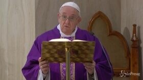 Coronavirus, il Papa prega per i senza tetto: “Soffrono troppo”