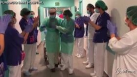 Spagna, 93enne sconfigge il coronavirus e lascia l’ospedale tra gli applausi dei medici
