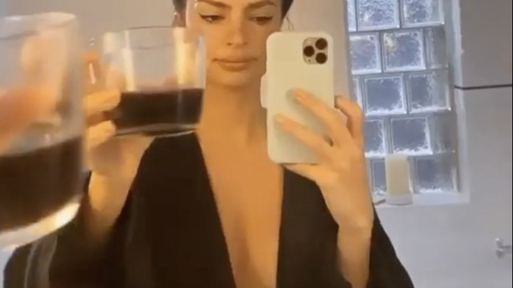 Il video GIF di Emily Ratajkowski, il sexy infinito dove si annega il pensiero
