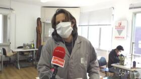 Alla RiMaflow di Trezzano, dove una cooperativa di operai e ex disoccupati produce mascherine per il territorio