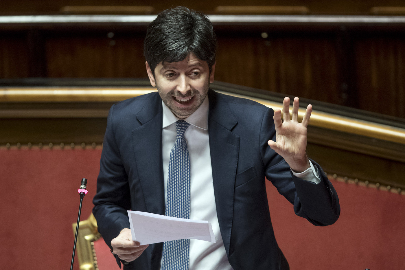 Coronavirus, Speranza: “Ancora nel pieno della battaglia, il distanziamento sociale l’unica arma”