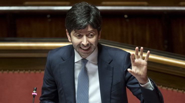 Coronavirus, Speranza: "Ancora nel pieno della battaglia, il distanziamento sociale l'unica arma"