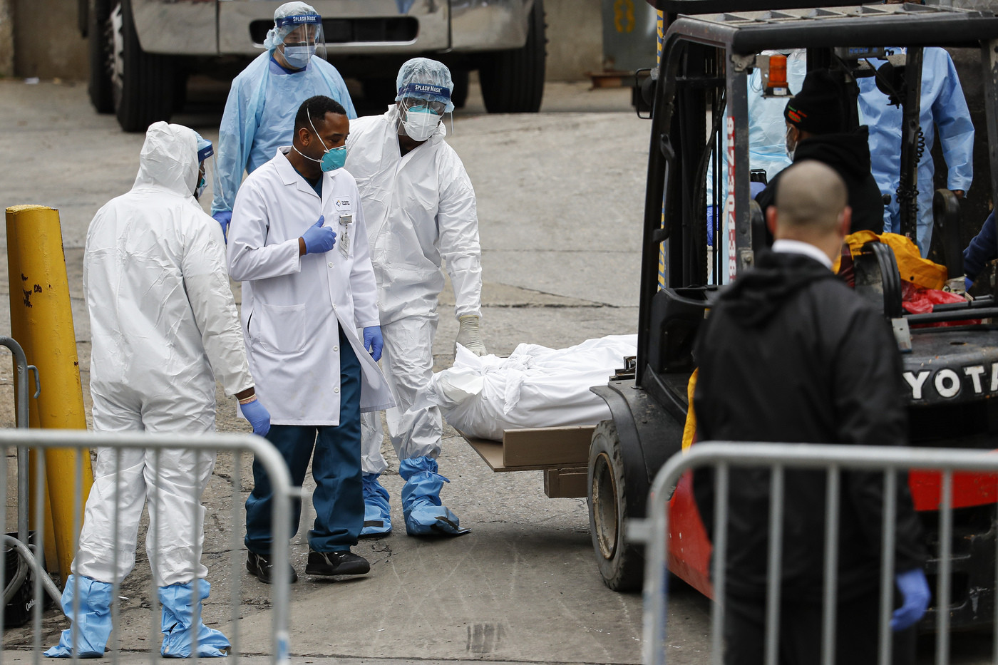 Coronavirus, oltre 3mila morti a New York: la Casa Bianca pensa a ‘mascherine’ per tutti