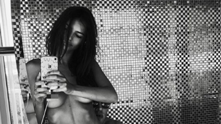Emily Ratajkowski senza veli in bianco e nero su Instagram: lo scatto hot col marito