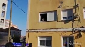 Spagna, compie 90 anni in quarantena e la polizia le canta dalla strada “Buon compleanno”