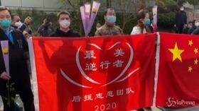 Coronavirus, Wuhan ricorda le vittime dell’epidemia con tre minuti di silenzio