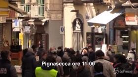 Napoli, strade piene e strade deserte: la verità sull’affollamento