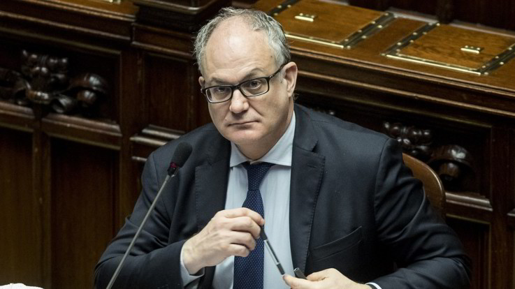 Coronavirus, arriva la golden power. Gualtieri: "Prestiti al 100% fino 800mila euro"