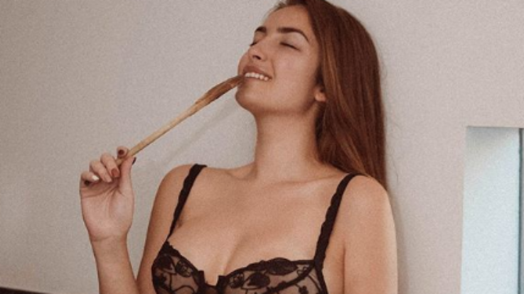 Nilufar Addati: sexy senza freni in cucina, stuzzica l'appetito dei fan