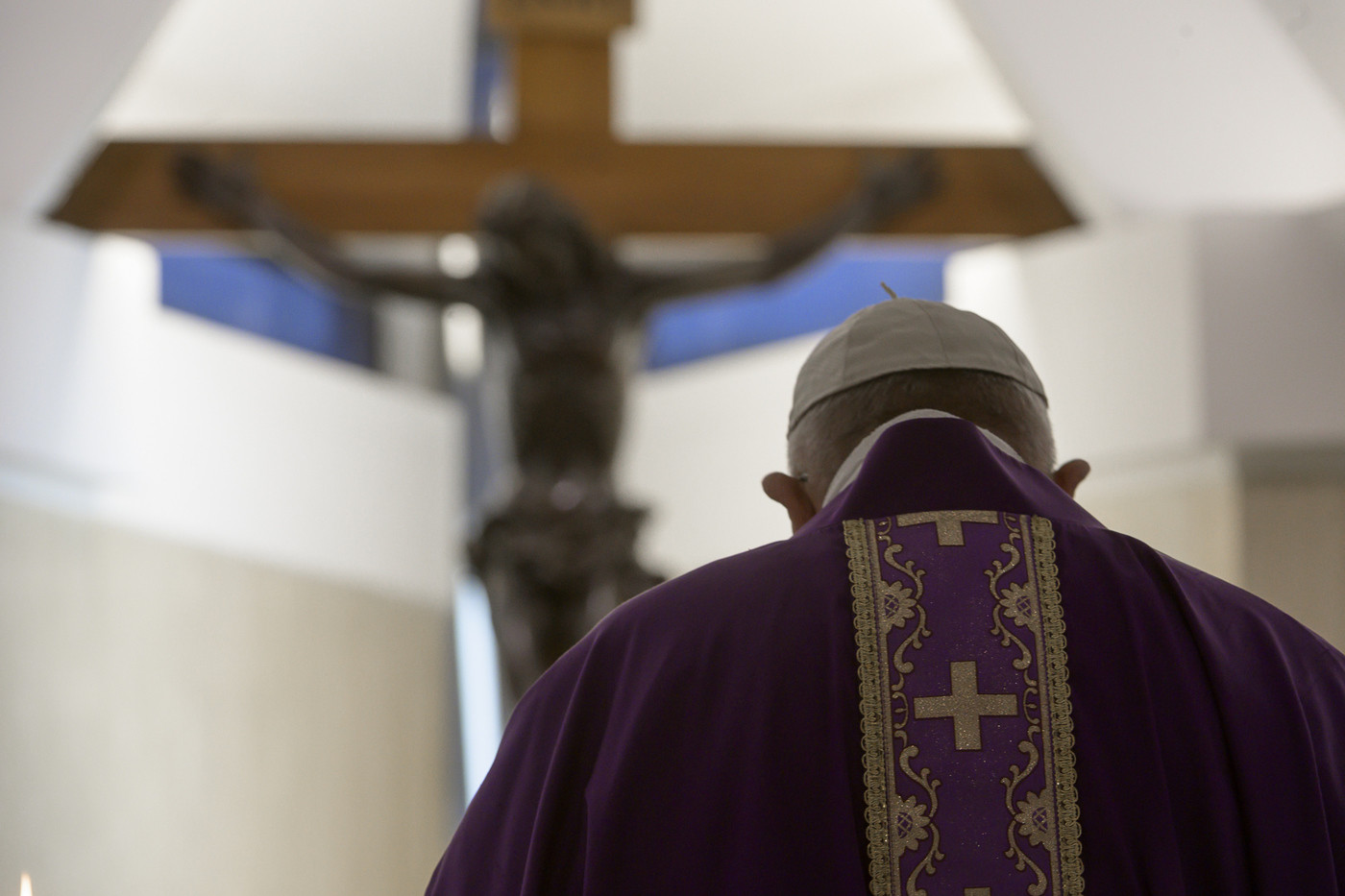 Coronavirus, Papa celebra Domenica delle Palme in una San Pietro deserta: “Giovani guardate i veri eroi”