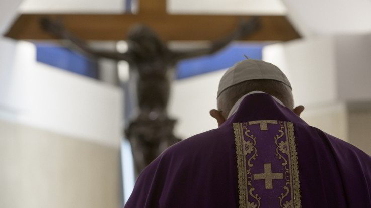 Coronavirus, Papa celebra Domenica delle Palme in una San Pietro deserta: "Giovani guardate i veri eroi"