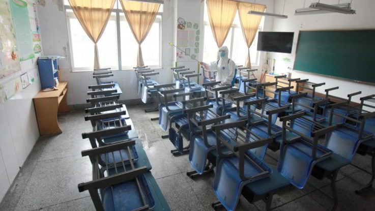 Scuola, tutti promossi e maturità online. Azzolina: "Non si parli di 6 politico"