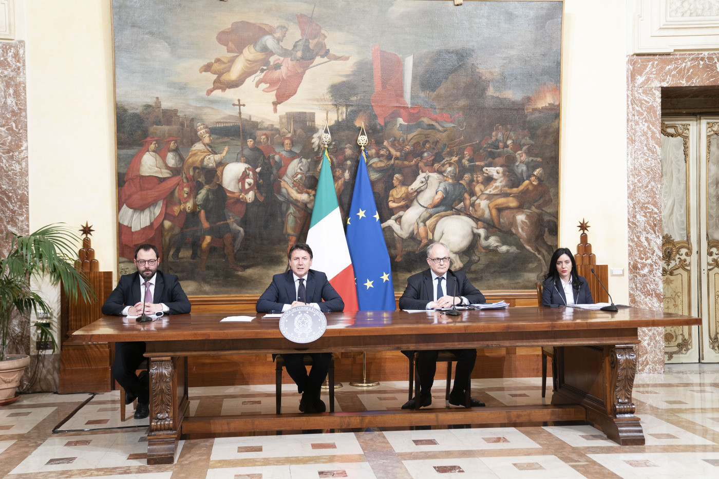 Coronavirus, Conte: approvato Decreto Liquidità, fondi garantiti per 400 miliardi alle imprese
