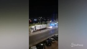 Napoli: arrivano i moduli per le terapie intensive, clacson e applausi dei residenti