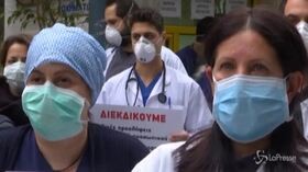 Grecia, gli operatori sanitari protestano contro le carenze di organico