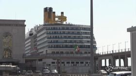 Costa Mediterranea arriva a Napoli, tamponi per tutto l’equipaggio prima di scendere a terra