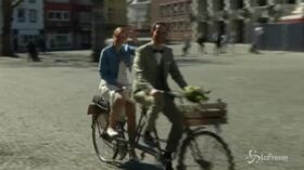 Gli sposi, un tandem e il brindisi: ecco un matrimonio in Germania ai tempi del coronavirus