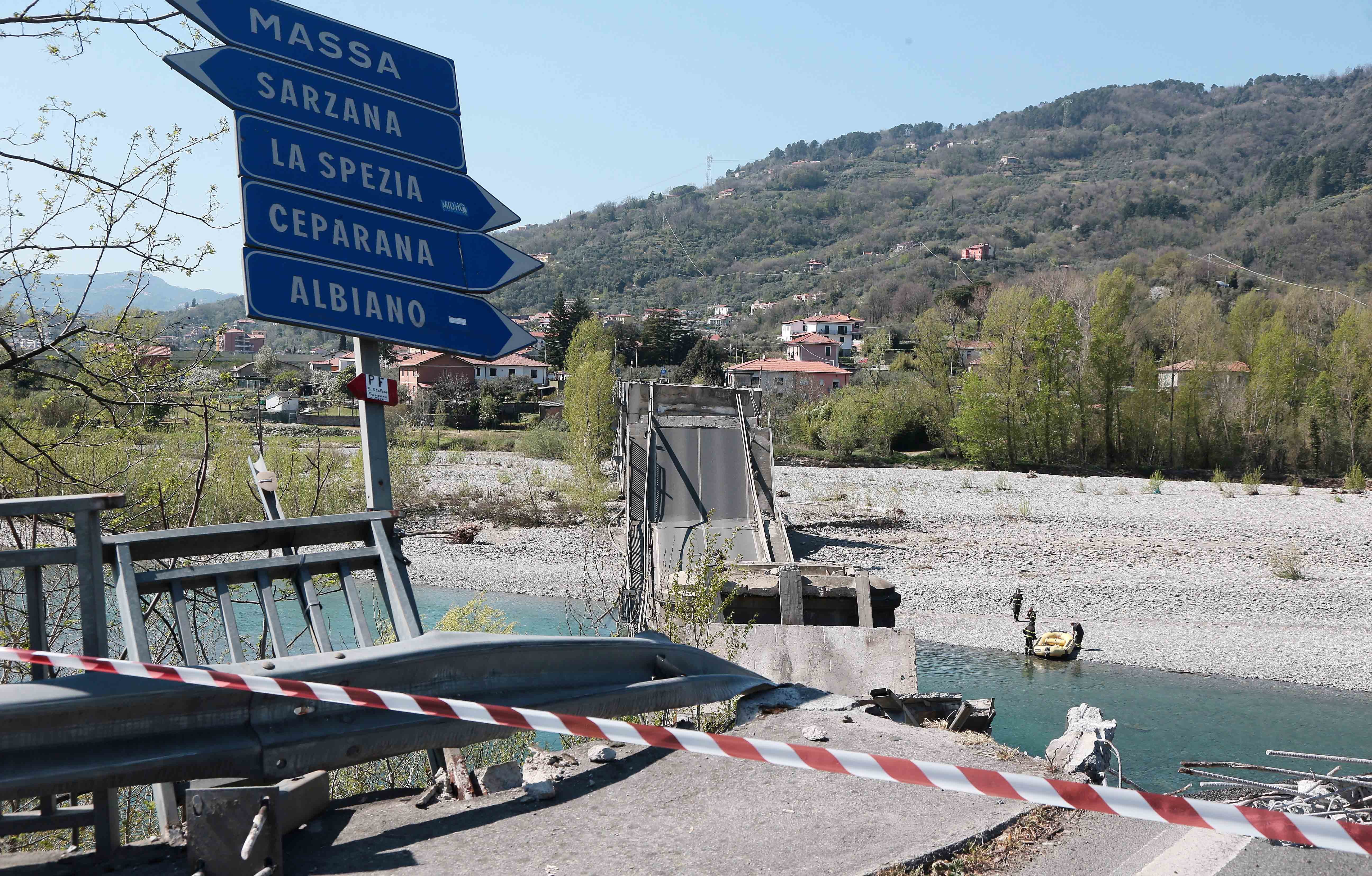 Massa, crolla ponte sul fiume Magra ad Aulla: coinvolti due furgoni, un ferito