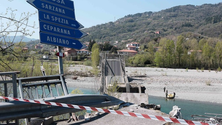 Massa, crolla ponte sul fiume Magra ad Aulla: coinvolti due furgoni, un ferito