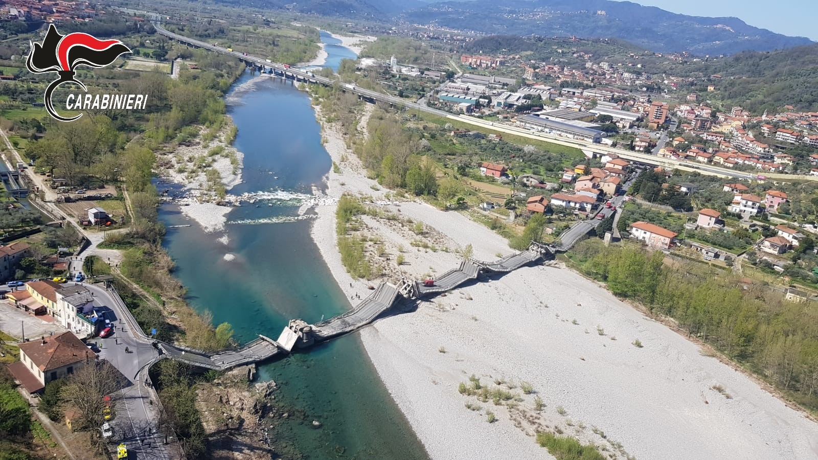 Massa Carrara, crolla un ponte sul Magra. La Procura apre un’indagine, l’Anas avvia una commissione