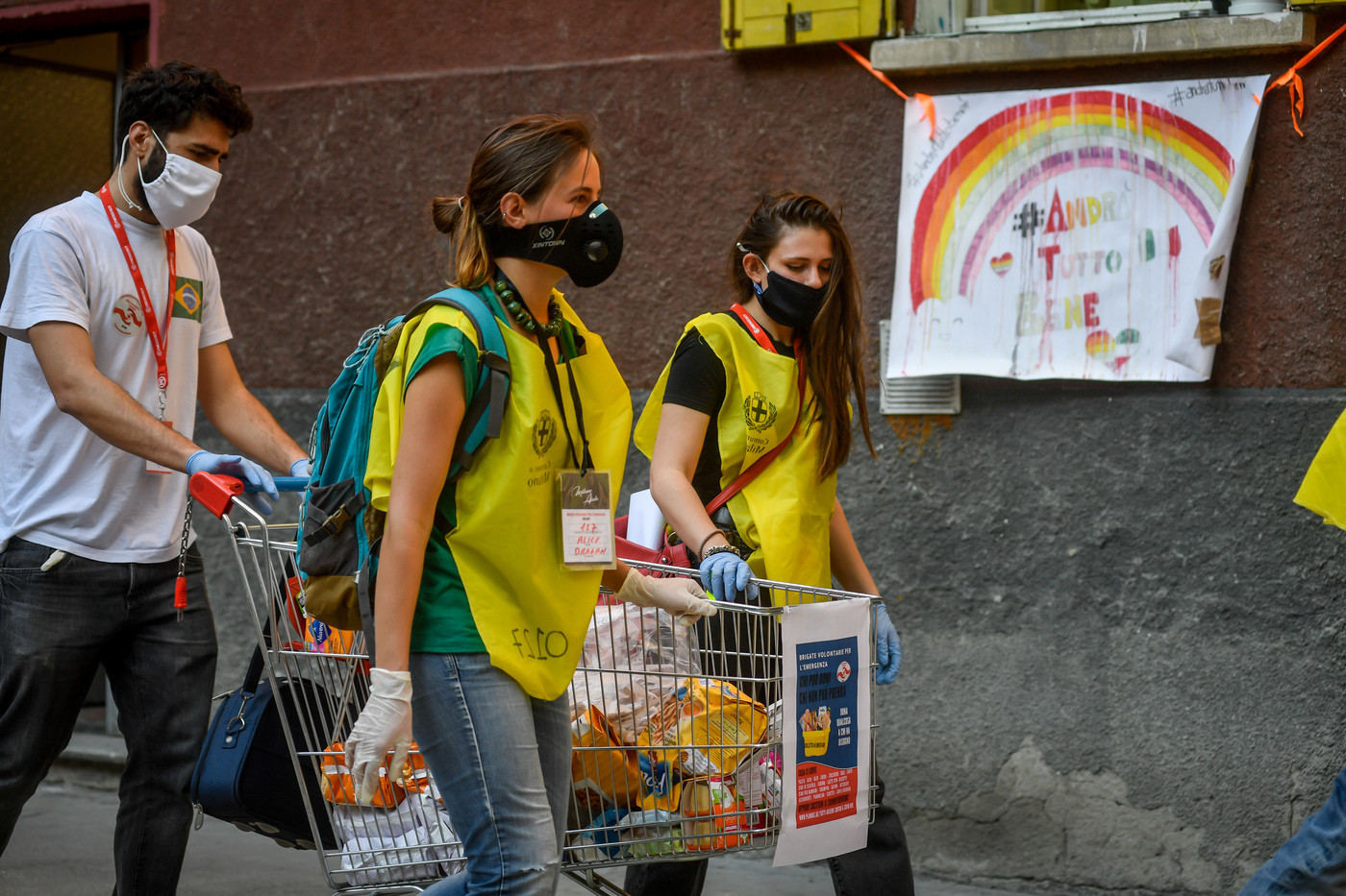 Coronavirus, le “Brigate Volontarie per l’Emergenza” nelle periferie di Milano