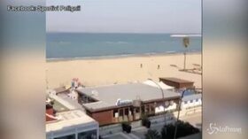 Pescara, corre sulla spiaggia e semina il carabiniere che lo insegue