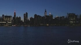 Coronavirus, New York si accende di notte per omaggiare chi combatte l’epidemia