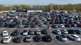 Germania, tutti in macchina al drive-in per la messa del venerdì santo