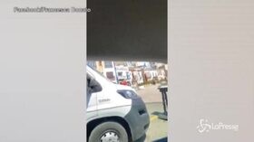 Suona clacson per protesta contro il Mes, interviene la polizia per fermare eurodeputata leghista