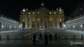 Coronavirus, la Via Crucis in una San Pietro deserta