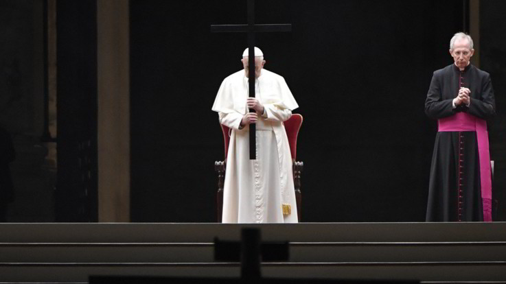 Coronavirus, Via Crucis di Papa Francesco in Piazza San Pietro vuota