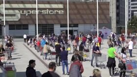 Coronavirus, a Milano lunghe code davanti ai supermercati per la spesa di Pasqua