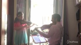 Flashmob della Filarmonica della Scala per i medici, l’esecuzione del musicista Lattuada