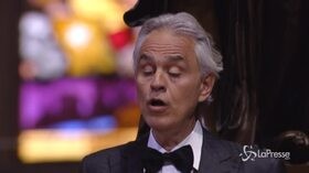 Coronavirus, la voce di Andrea Bocelli accende il Duomo di Milano deserto