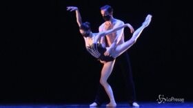 Rep. Ceca, il balletto nazionale si esibisce con le mascherine nel teatro vuoto