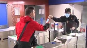 Coronavirus, a Madrid la polizia distribuisce mascherine ai viaggiatori