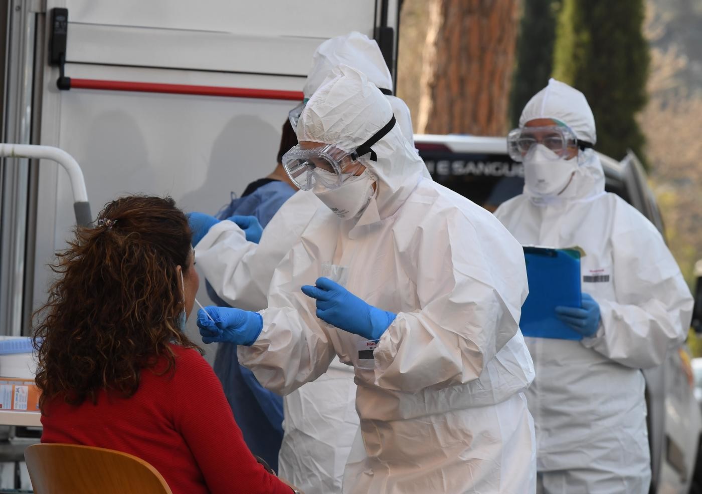 Coronavirus, in Italia calano i contagi ma tornano ad aumentare i morti
