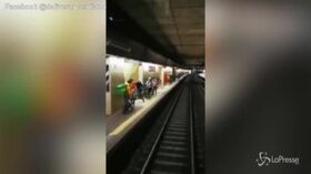 Milano, la via crucis dei rider in attesa di un treno per tornare a casa