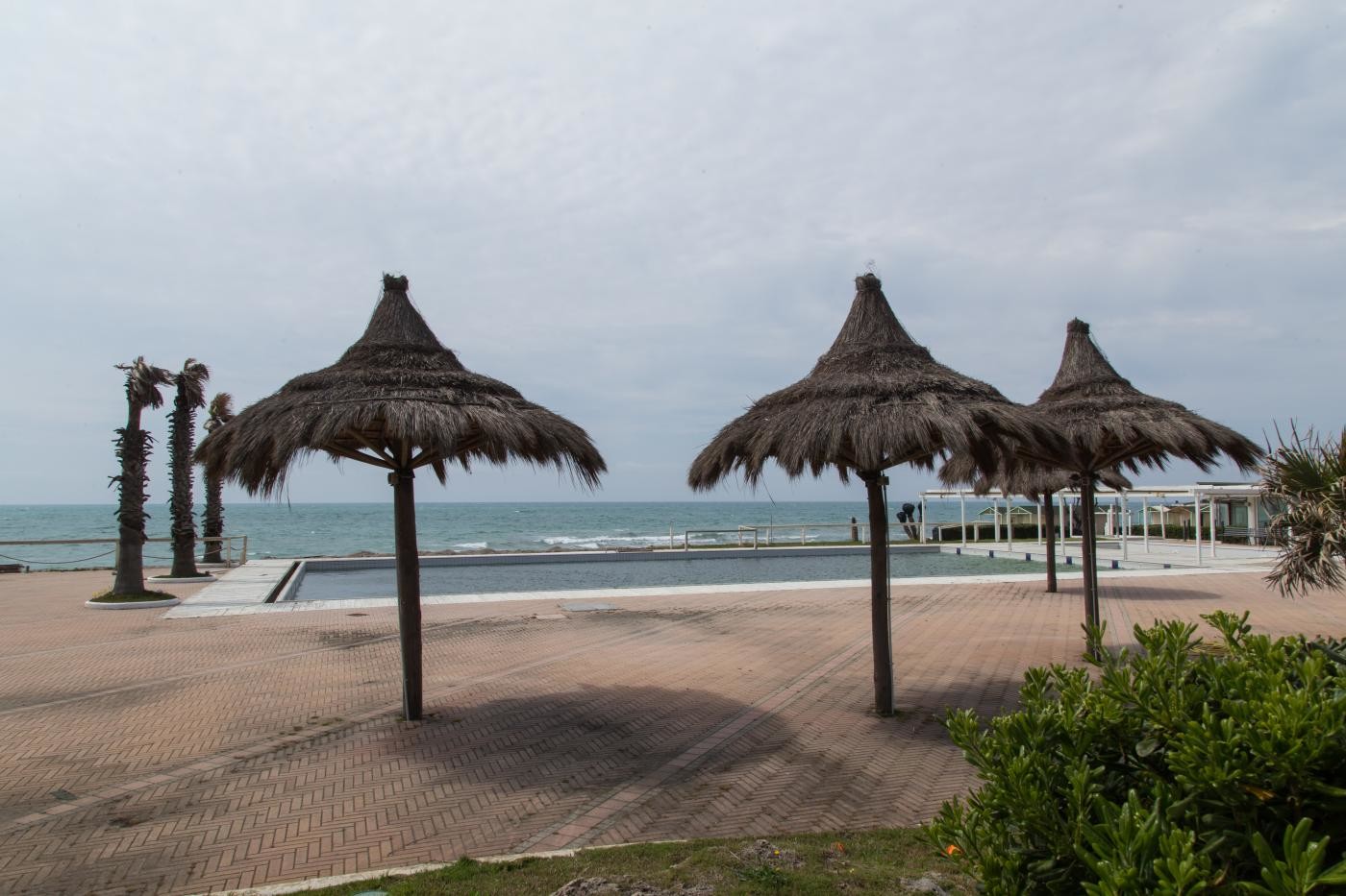 Coronavirus, ripartenze scaglionate, spiagge sì, viaggi all’estero no