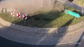 Polonia, l’auto prende il volo a una rotonda: il video è virale