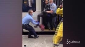 Usa: uomo senza mascherina trascinato a forza giù da un bus da 10 poliziotti